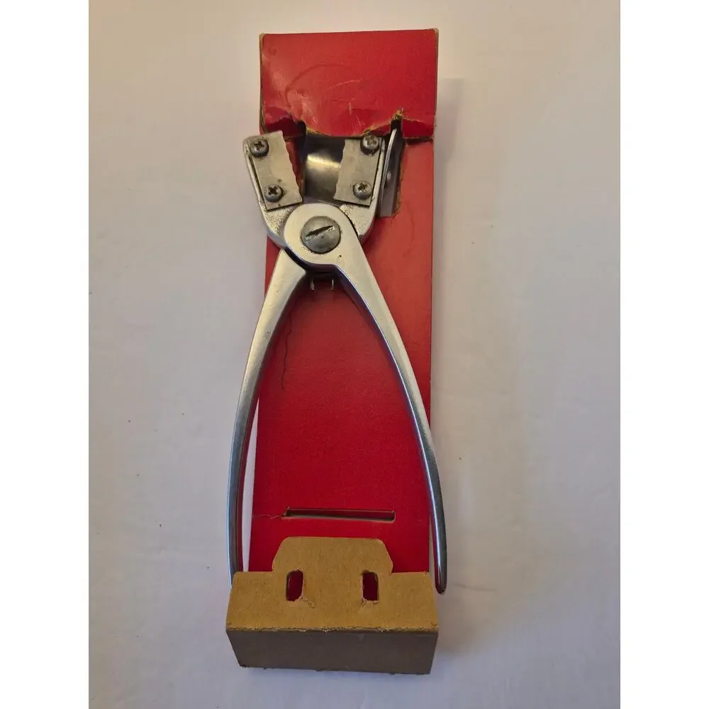 The Clipper Pecan Sheller Vintage USA Pre-Owned In Box Metal